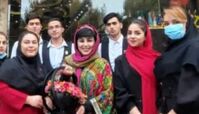بهنوش بختیاری با مانتوی سنتی در کنار دوستانش + عکس
