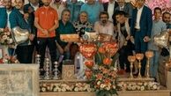 جواد رضویان در میان دوستانش در یک سالن + عکس