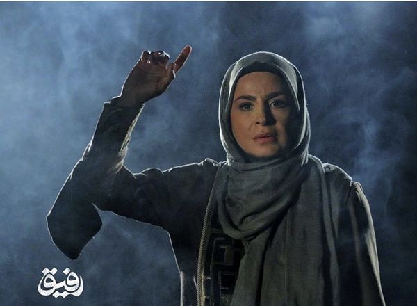 سیما تیرانداز در میان دود + عکس