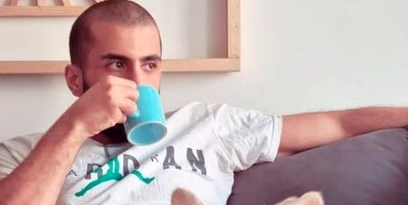 ریلکس کردن علیرضا جعفری و سگ سفیدش + عکس