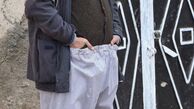 آقای بازیگر با پیژامه جلوی در خانه + عکس