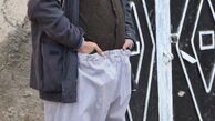آقای بازیگر با پیژامه جلوی در خانه + عکس
