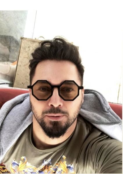 عینک‌ هندسی طور دانیال عبادی + عکس