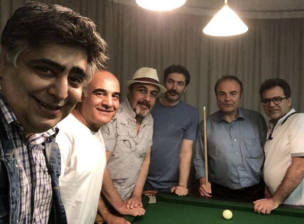 بیلیارد بازی کردن رضا عطاران با دوستانش + عکس
