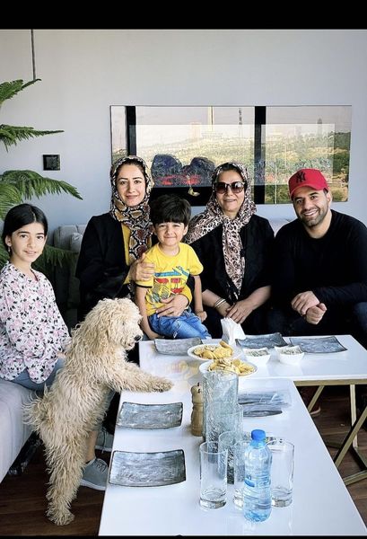 دورهمی رضا بهرام با خانواده اش + عکس