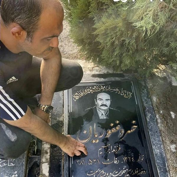 مهران غفوریان بر مزار پدر + عکس