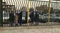 دختران آبی پشت درب‌های بسته