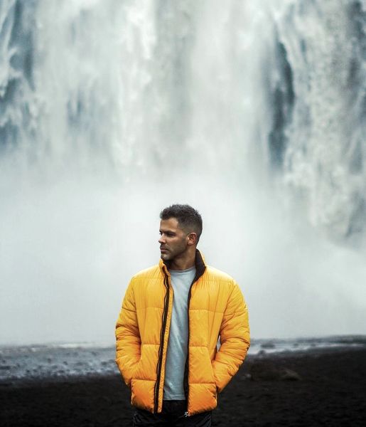 سیروان خسروی در کنار آبشاری چشم نواز + عکس