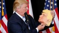 ماسک ترامپ در دستان ترامپ/عکس