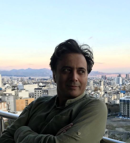 مجید اخشابی در بالکن خانه اش + عکس