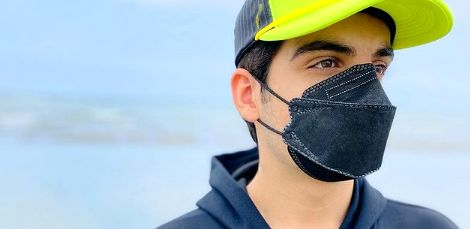 استایل مانی رحمانی بازیگر بچه مهندس با ماسک + عکس