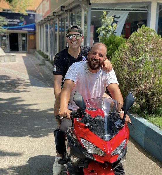 سعید شیخ زاده مجری معروف ترک یه موتورسیکلت خفن + عکس