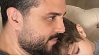 آغوش پدرانه مجری مشهور + عکس