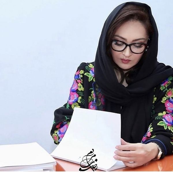 نیکی کریمی در حال امضا کتابش + عکس